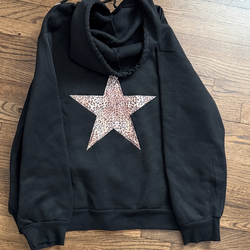 Womeen's Black Graphic Cheetah Print Star Hoodie